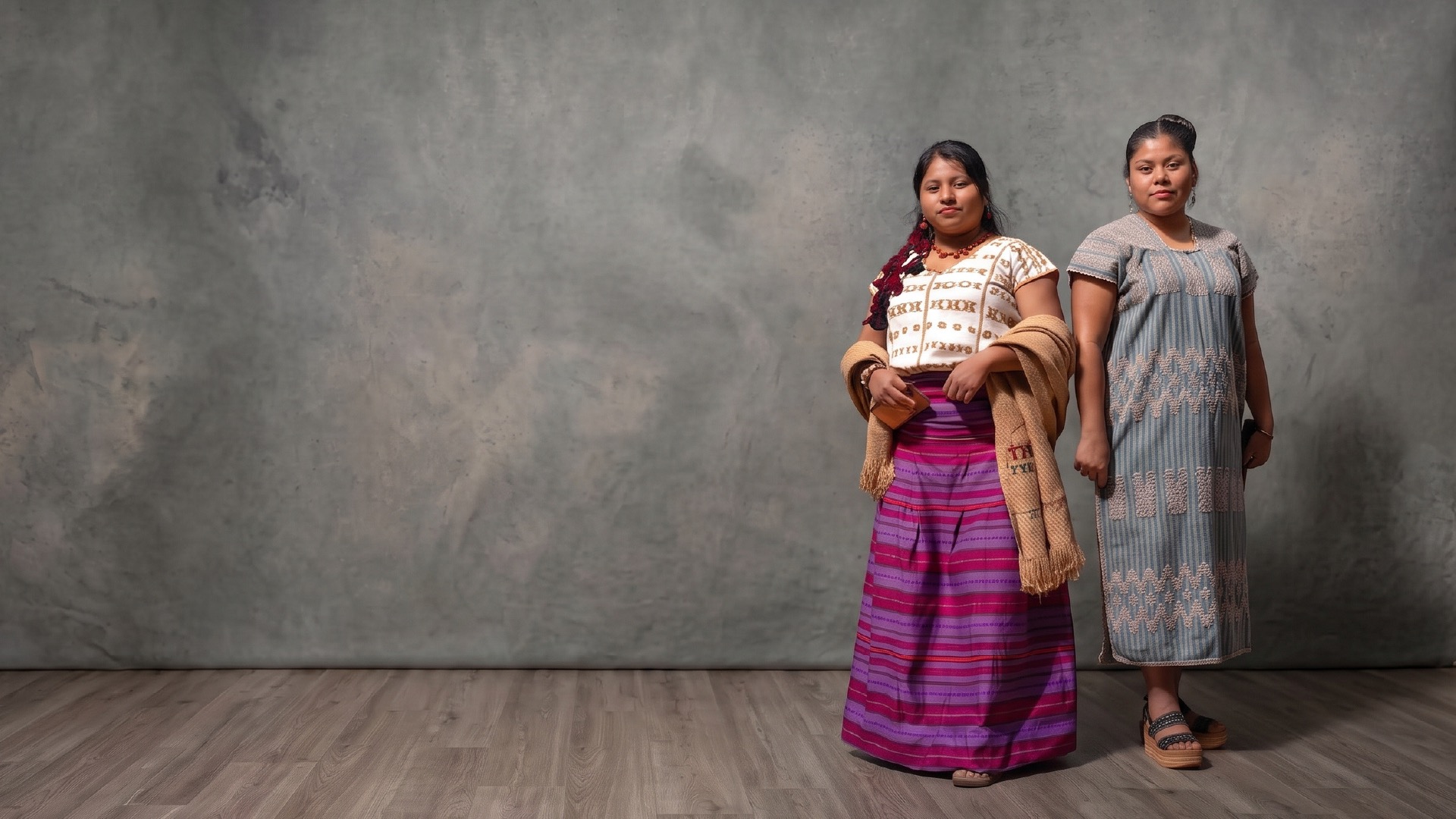 Dos emprendedoras con prendas textiles